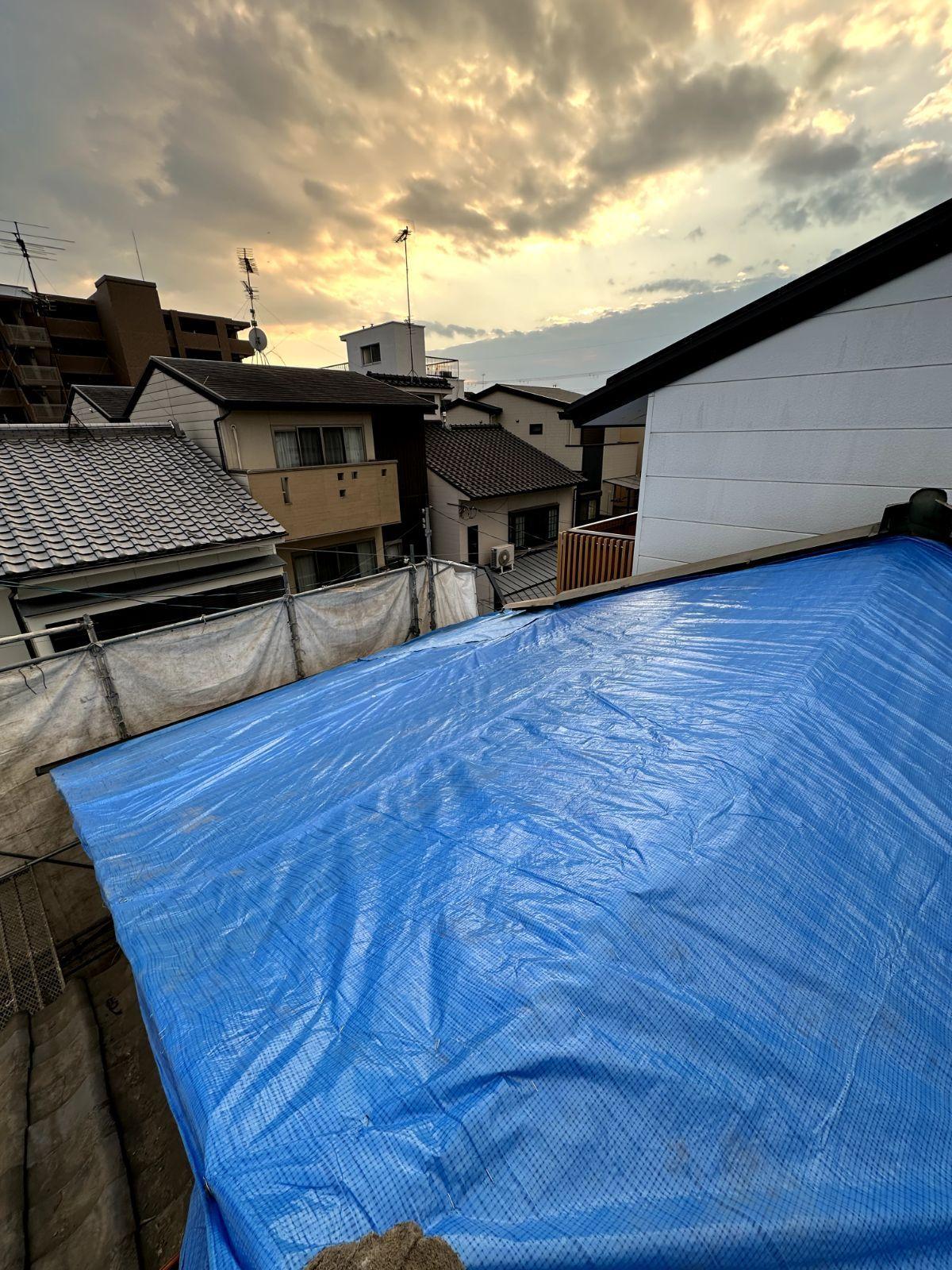 全面をシートで養生し、雨仕舞いを確保